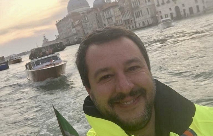 El selfie de Matteo Salvini en una Venecia inundada © Twitter Matteo Salvini