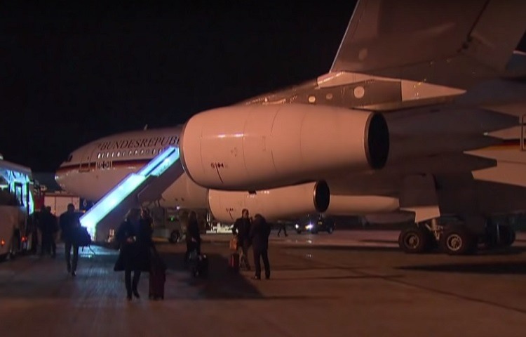 El avion de Angela Merkel hace aterrizaje de emergencia