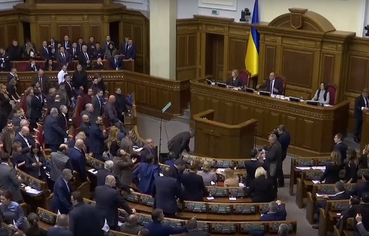 El parlamento ucraniano aprueba la ley marcial tras el choque naval con Rusia