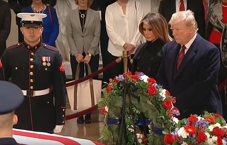 Trump da el adios al ex presidente George HW Bush en el Capitolio