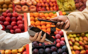 Hasta qué hora está abierta la tienda de alimentos más cercana