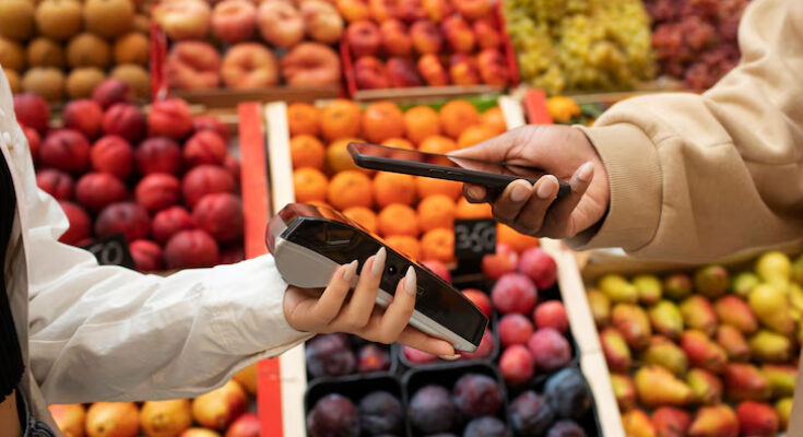 Hasta qué hora está abierta la tienda de alimentos más cercana