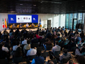 Ponencia sobre inversión y economía en la IE University