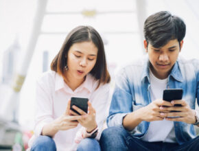 Personas usando el móvil
