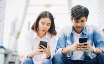 Personas usando el móvil