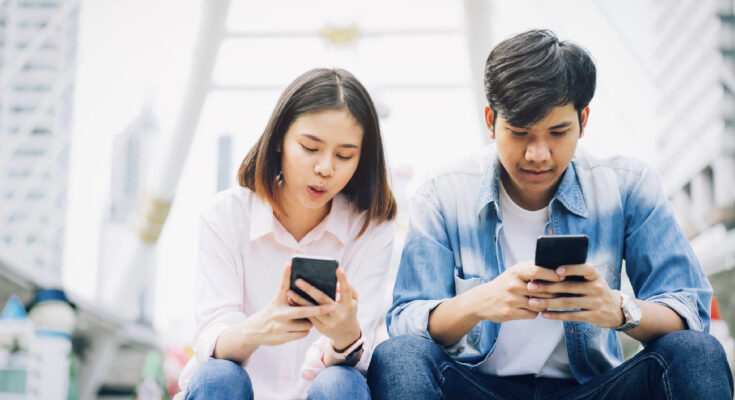 Personas usando el móvil